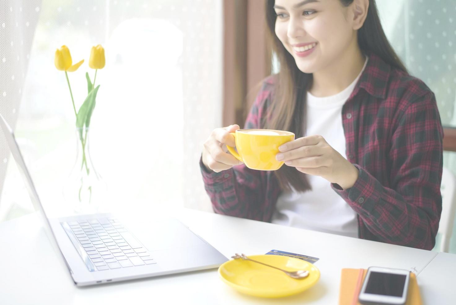 Étudiant travaillant sur son budget avec calculatrice et documents