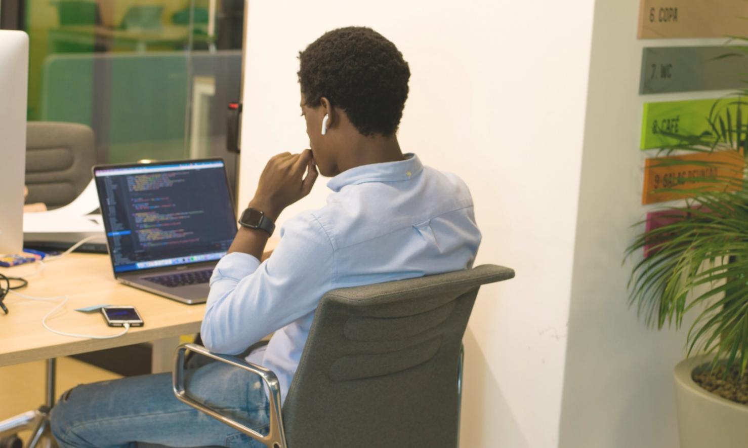 Équipe pyrivonatelo travaillant sur des stratégies budgétaires