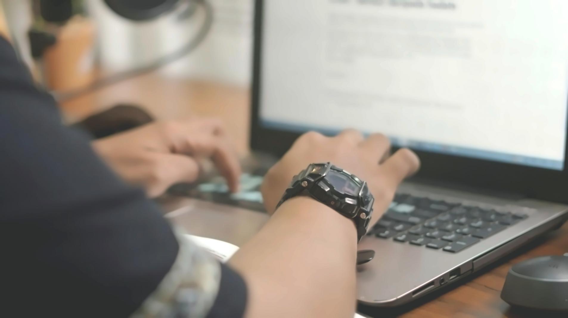 Séance de travail collaborative sur la planification budgétaire